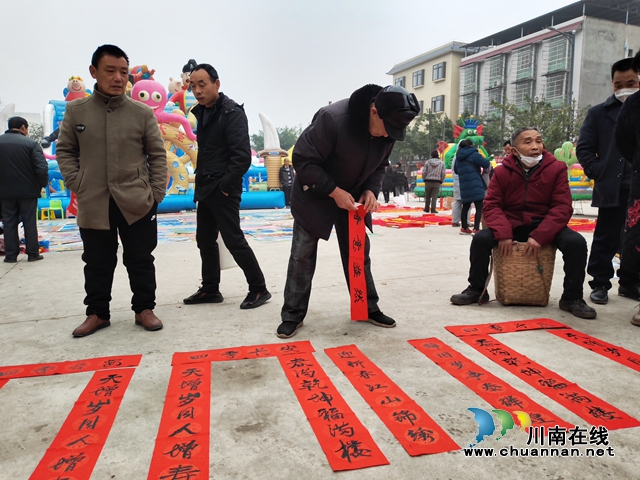 书写的春联（曾佐然摄）.jpg