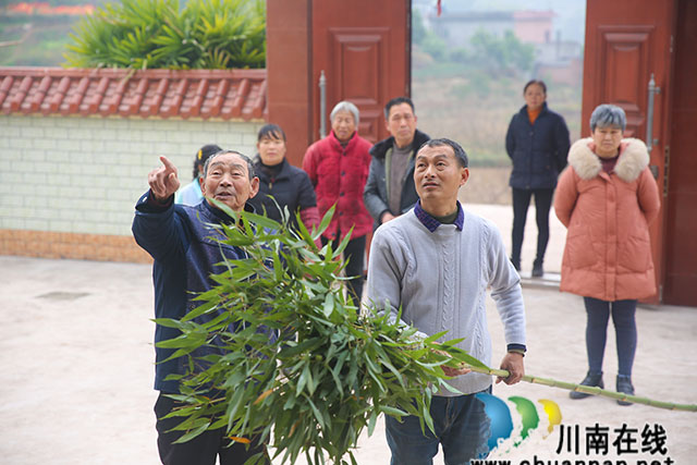 泸州市龙马潭：小年扫尘贴窗花 丰收团圆迎新春