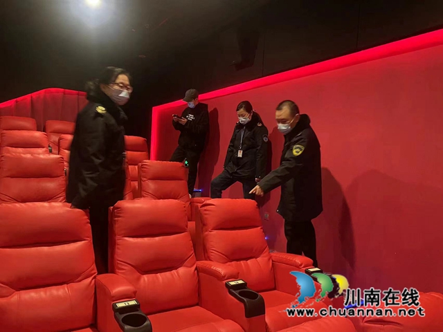 图为执法人员正在检查电影院.jpg