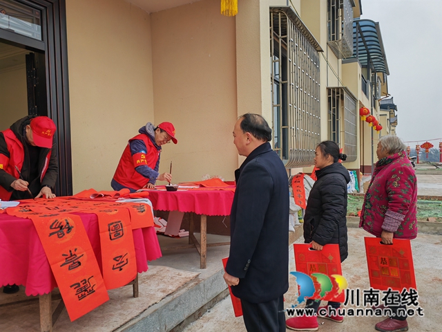村民领取春联（曾佐然摄）.jpg