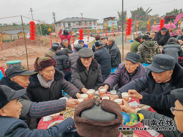 举杯同庆新居新年（曾佐然摄）.jpg