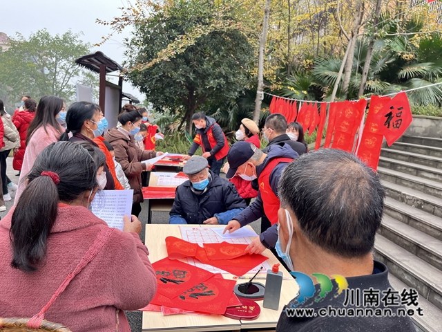 新春走基层｜江阳区华阳街道：福赠春联祈平安，欢天喜地过新年