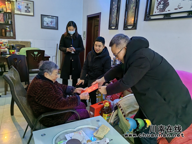 龙马潭区小市街道:人大代表慰问高龄老党员,送祝福,暖人心!(图2) DC719983D6F989FB1F6E0450C1F505BC.jpg