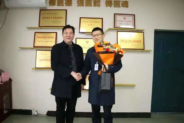 泸州市口岸物流办走访慰问联系的市级优秀人才