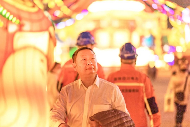 自贡：璀璨华灯背后的坚守与传承——“最美守灯人”老孔观灯记