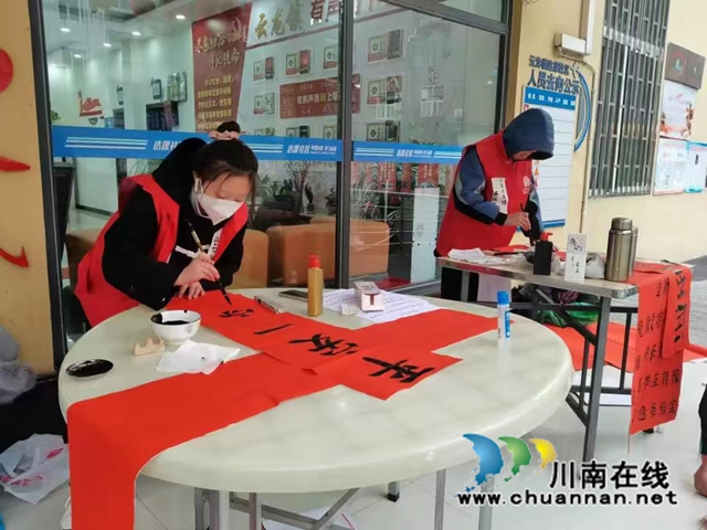 泸县云龙镇：禁毒宣传进社区，挥毫泼墨暖心人