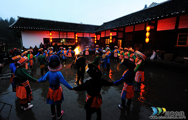 nEO_IMG_F-1-9乡村旅游发展、助农增收、图为苗家篝火晚会.jpg