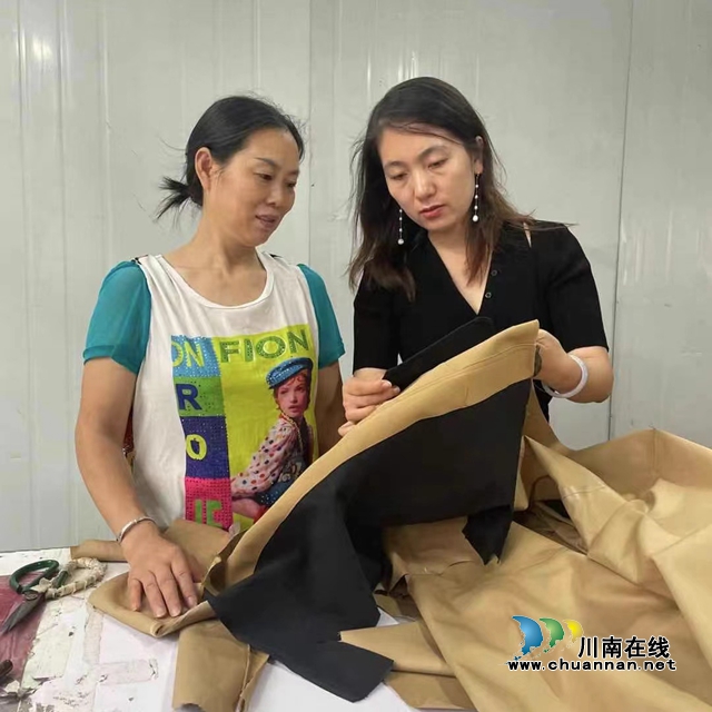 杨忠萍（右一）在生产车间指导员工剪裁技术.jpg