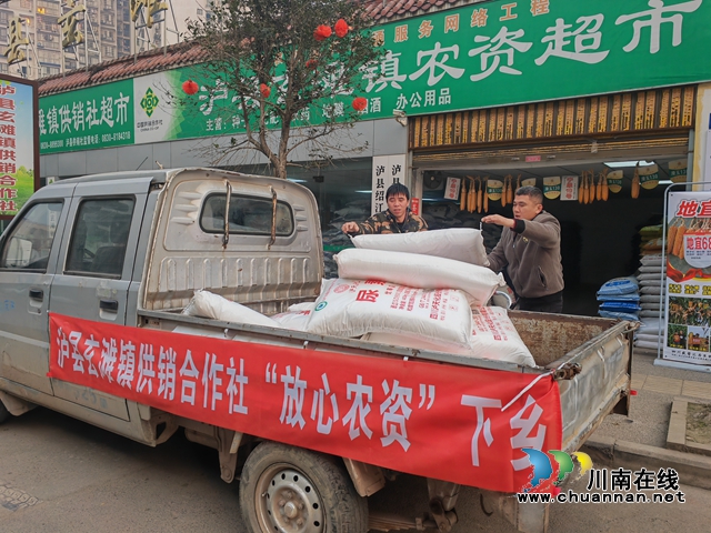 按群众需求装肥料（曾佐然摄）.jpg