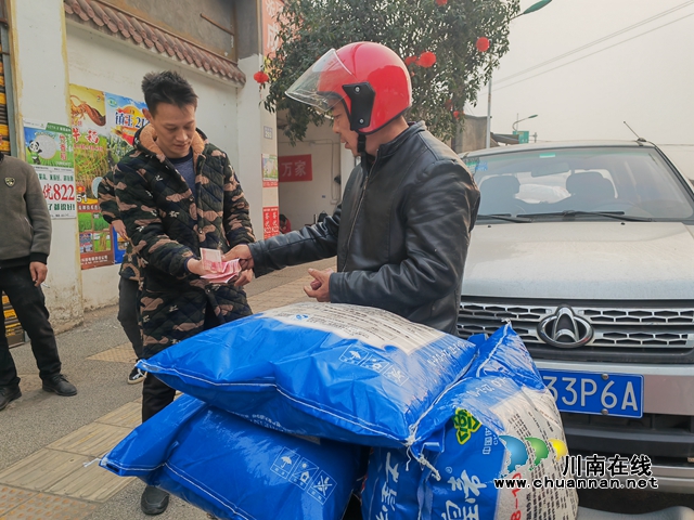 购买化肥（曾佐然摄）.jpg