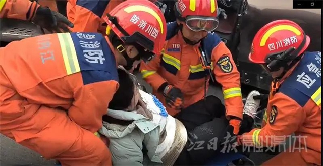 隆昌：货车与轿车相撞，孕妇被困，危急时刻他们来了