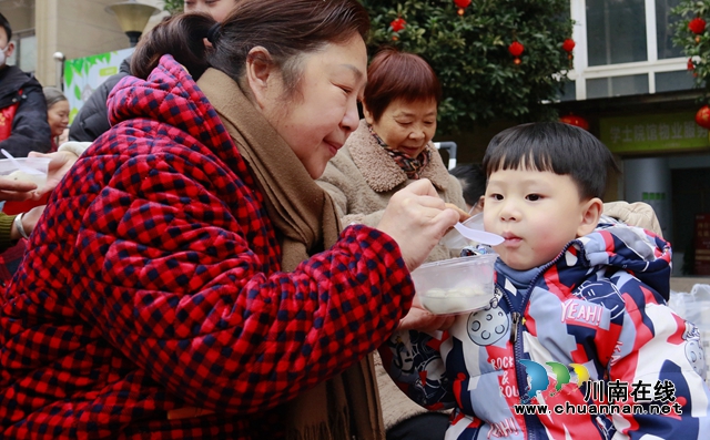 与家人分享汤圆.JPG