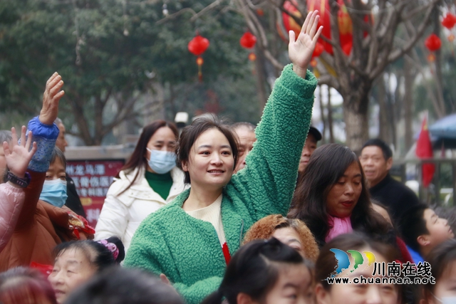 踊跃参与的居民们.jpg