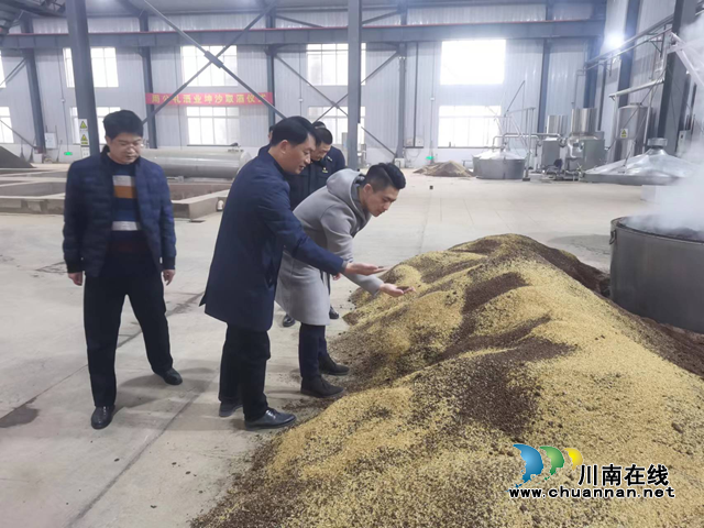 龙马潭区政府副区长龚绪督导食品安全“两个责任”工作