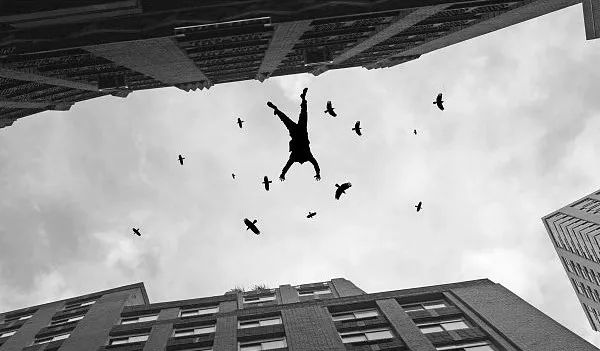 【警惕】男子从4米高空坠落