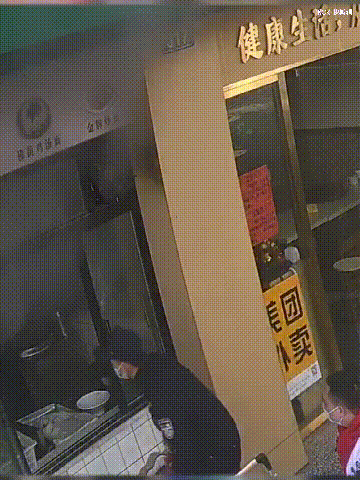 “警察同志有担当！”合江辅警三次冲进火场灭火，老板请他终身免费吃面