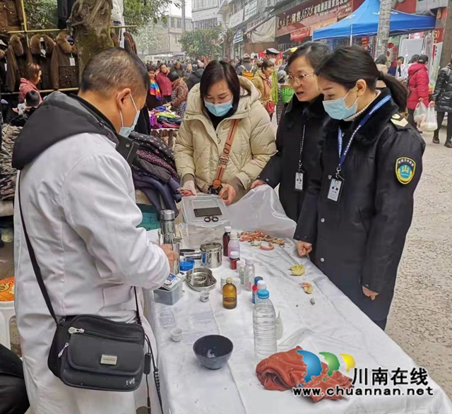 图为执法人员正在检查牙医摊点.jpg