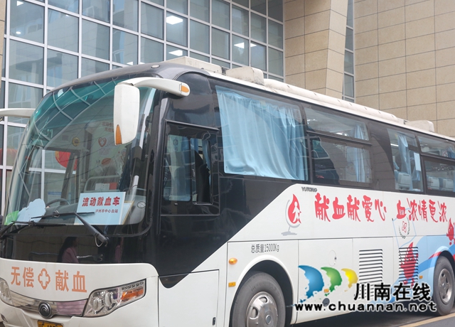 龙马潭：无偿献血献爱心，机关干部作表率