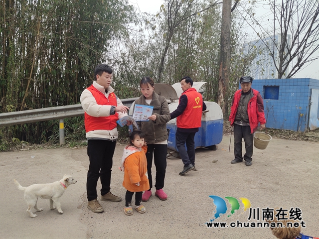 龙马潭区鱼塘街道民主社区开展“清理垃圾 保护环境”志愿服务活动