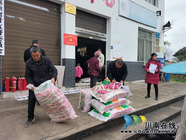 泸县立石镇:送种到农户,积极开展春耕备耕工作(图3) d9d2cc5666a926558313ea5d2c4cf0e.jpg