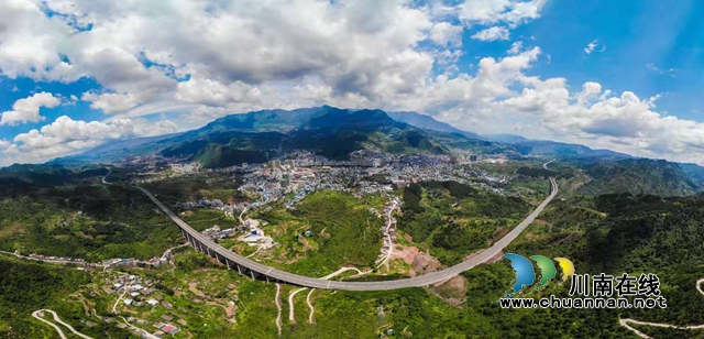 高速公路环绕县城.jpg