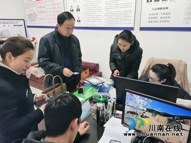 龙马潭区小市街道下大街社区开展“工会在身边 普惠暖职工”宣传活动