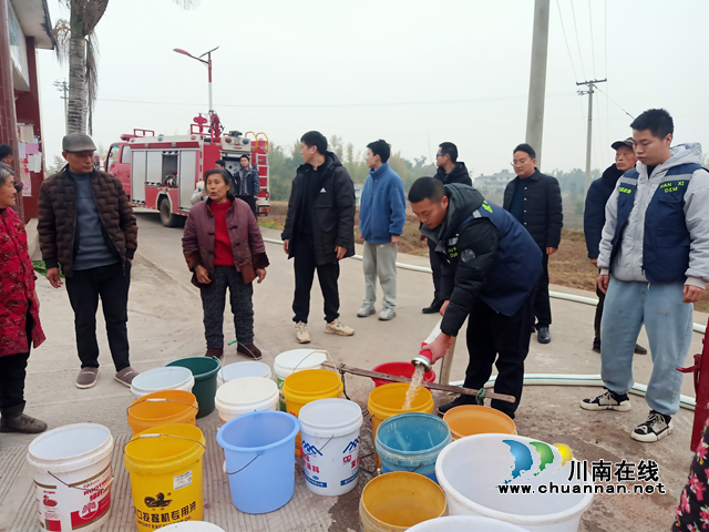 宜宾南溪区长兴镇：应急队员送水上门，缓解村民用水难