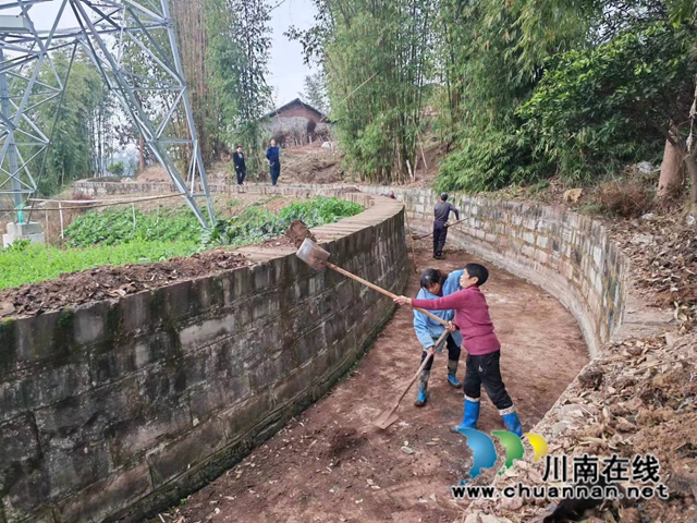 兆雅镇组织村民对渠道进行清淤，为春灌作准备（曾佐然摄）.jpg