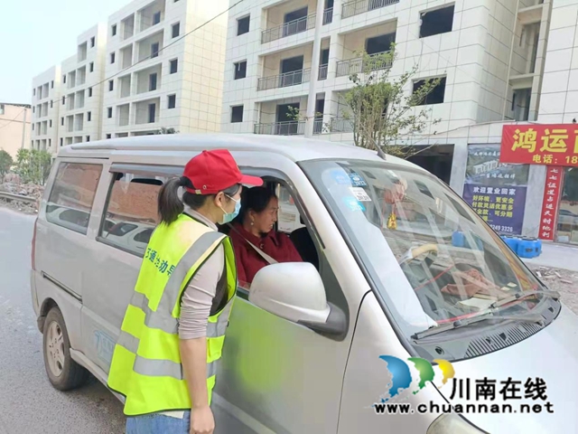 合江县石龙镇：乡贤积极参与交通劝导宣传行动