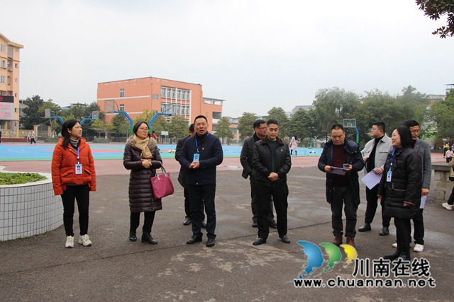泸州市教育和体育局副局长何明英率队到泸县云龙镇学校检查开学工作