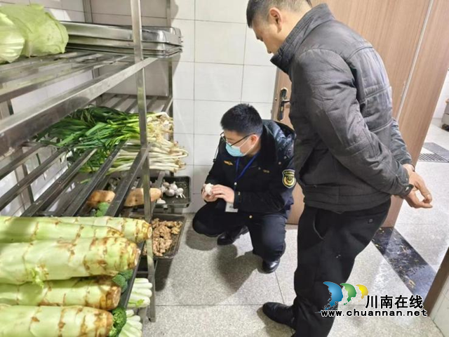 叙永县市场监管局水尾所：以“一老一小”为重点监管对象，排查学校食堂安全隐患