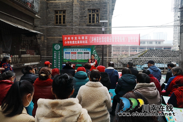 赵孃孃正在宣传垃圾分类.JPG