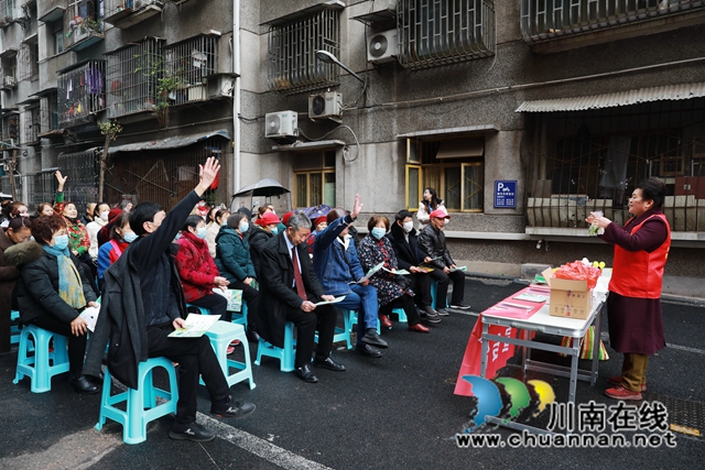 赵嬢嬢与社区居民互动.JPG