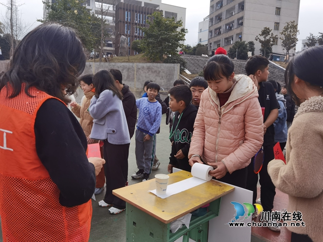 纳溪护国中学社工站开展“为心灵减压·为成长赋能”减压活动