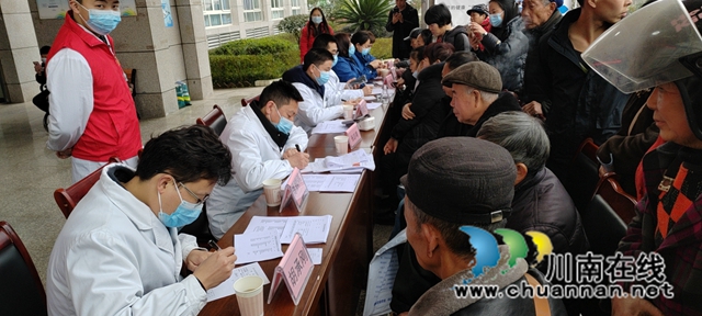 叙永县向林镇：乡贤为民办实事，爱心义诊送健康