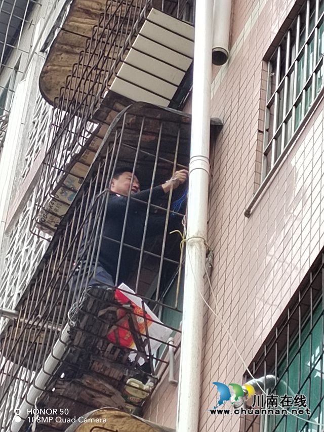 龙马潭区小市街道下大街社区：雨水管脱落存隐患，监督员协调帮排危