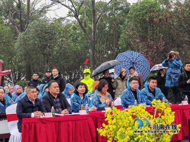 观看文艺表演（曾佐然摄）.jpg