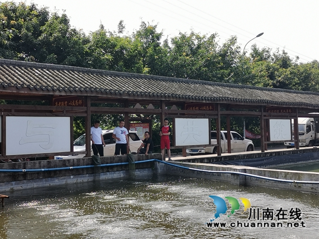 钓大头虾（曾佐然摄）.jpg