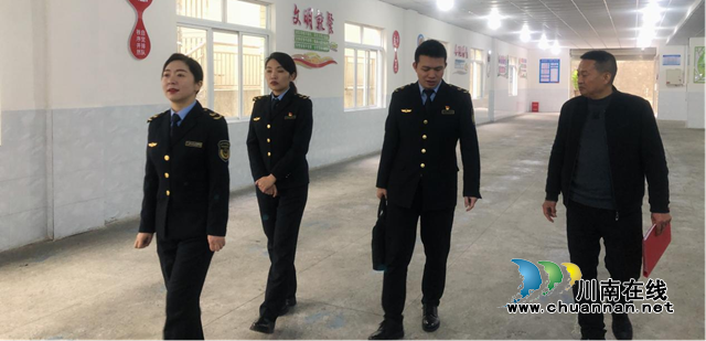 叙永县市场监管局：股所联动突击检查，守护校园食品安全