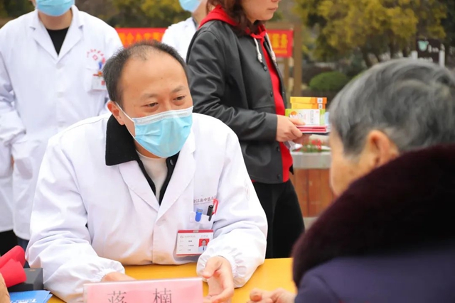 合江:超大阵容!义诊活动进社区,弘扬雷锋精神!(图8) 8.jpg
