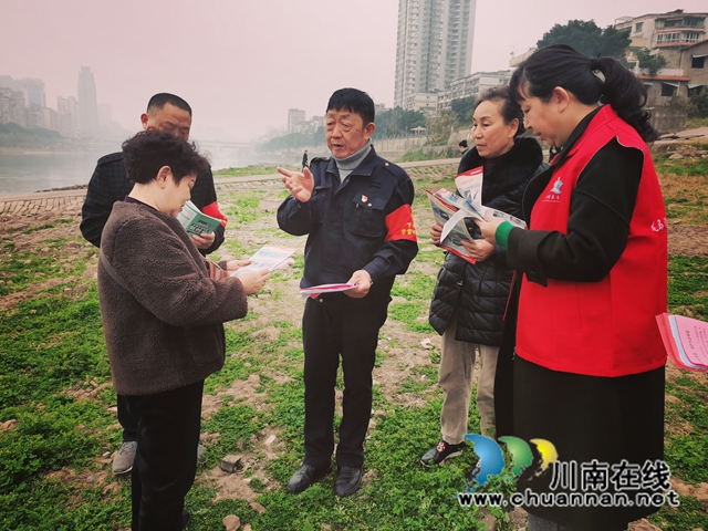 龙马潭区小市街道下大街社区：“五老”志愿者践行雷锋精神