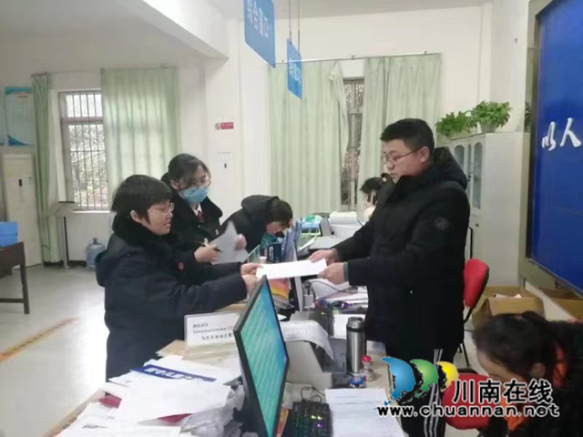 3.给村社送裁定书.jpg