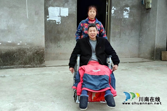 图1：杜如平推丈夫出门呼吸新鲜空气.jpg