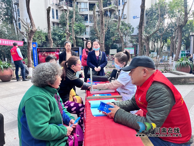 江阳区华阳街道：酒城老兵志愿者服务队进小区开展志愿者服务活动