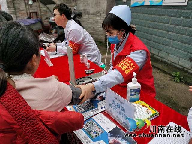 龙马潭区小市街道合道街社区：汇聚志愿力量，弘扬雷锋精神