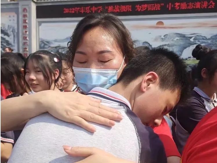 这个学校孩子们眼中的老师是什么样子？请看——