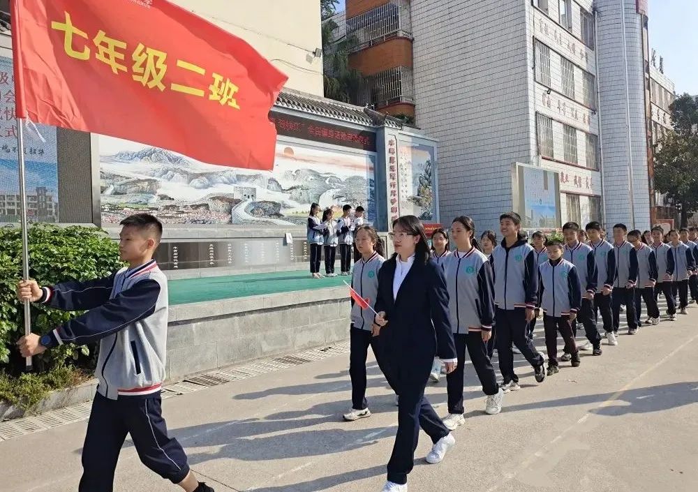 这个学校孩子们眼中的老师是什么样子？请看——