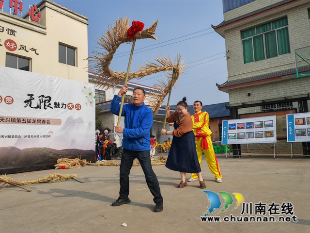 游客体验草龙表演（曾佐然摄）.jpg