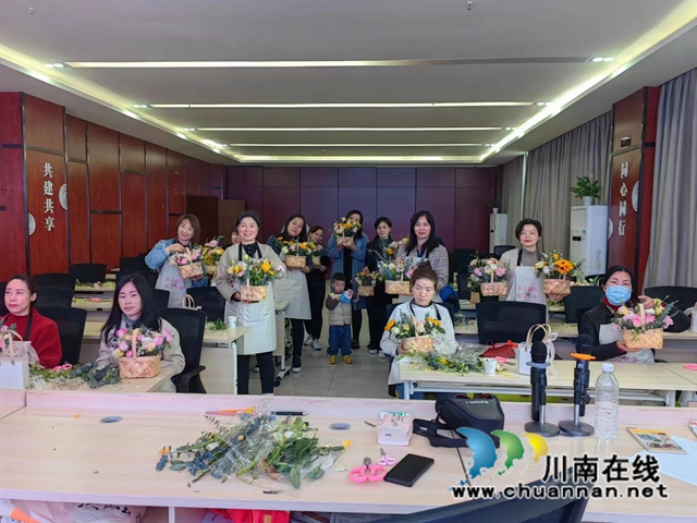 龙马潭区望山坪社区新时代文明实践站开展“情暖三月 花漾生活”主题插花活动