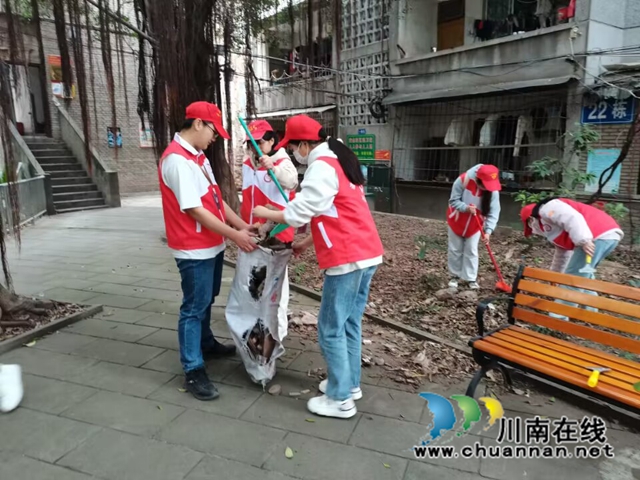 龙马潭区小市街道：传承雷锋精神，助力环境卫生整治